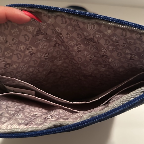 DISNEYLAND RESORT DIAMOND CELEBRATION 60TH ANNIVERSARY CROSSBODY - Picture 4 of 4